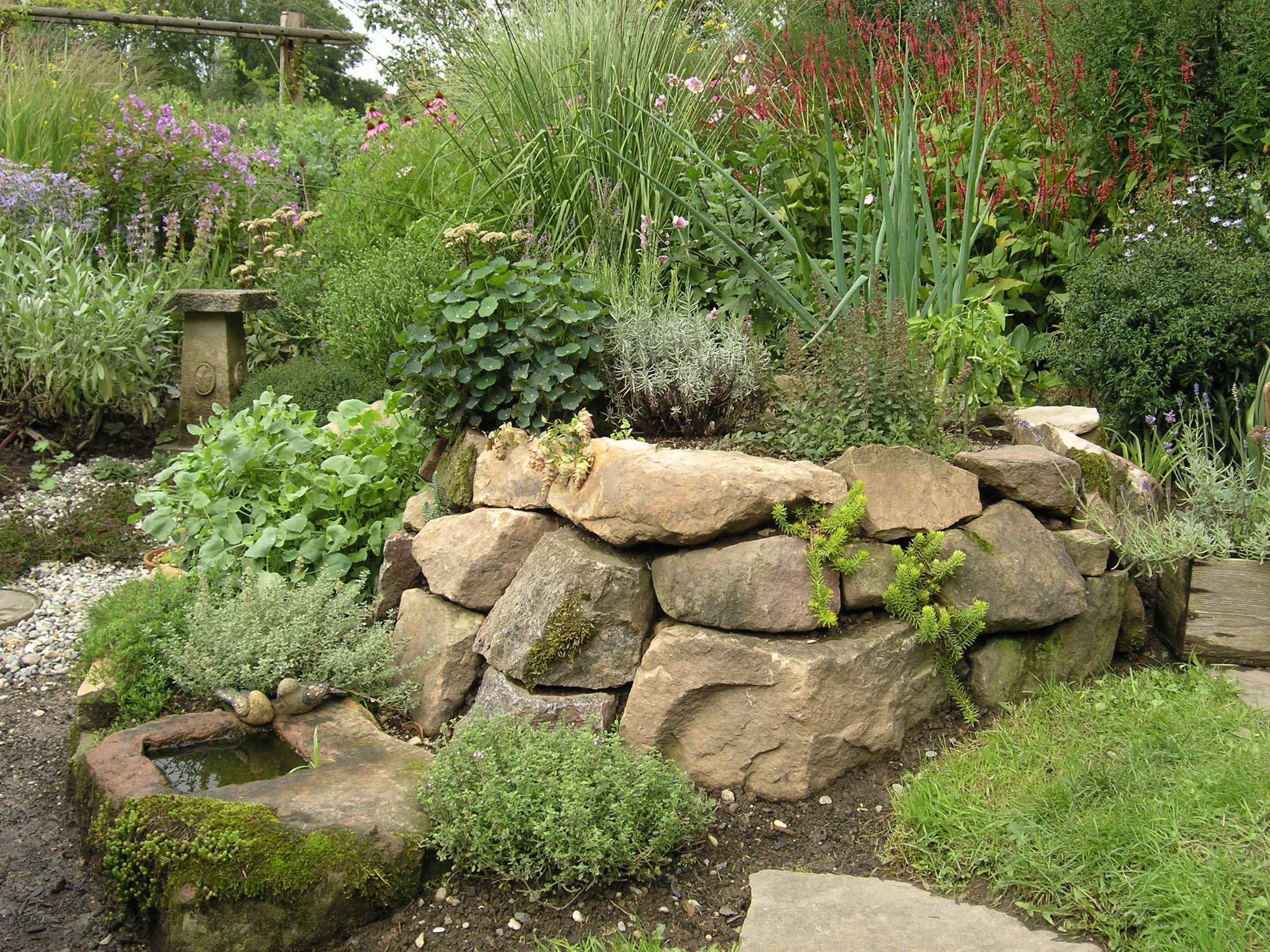 Naturnah gestalteter Garten mit Natursteinarbeiten