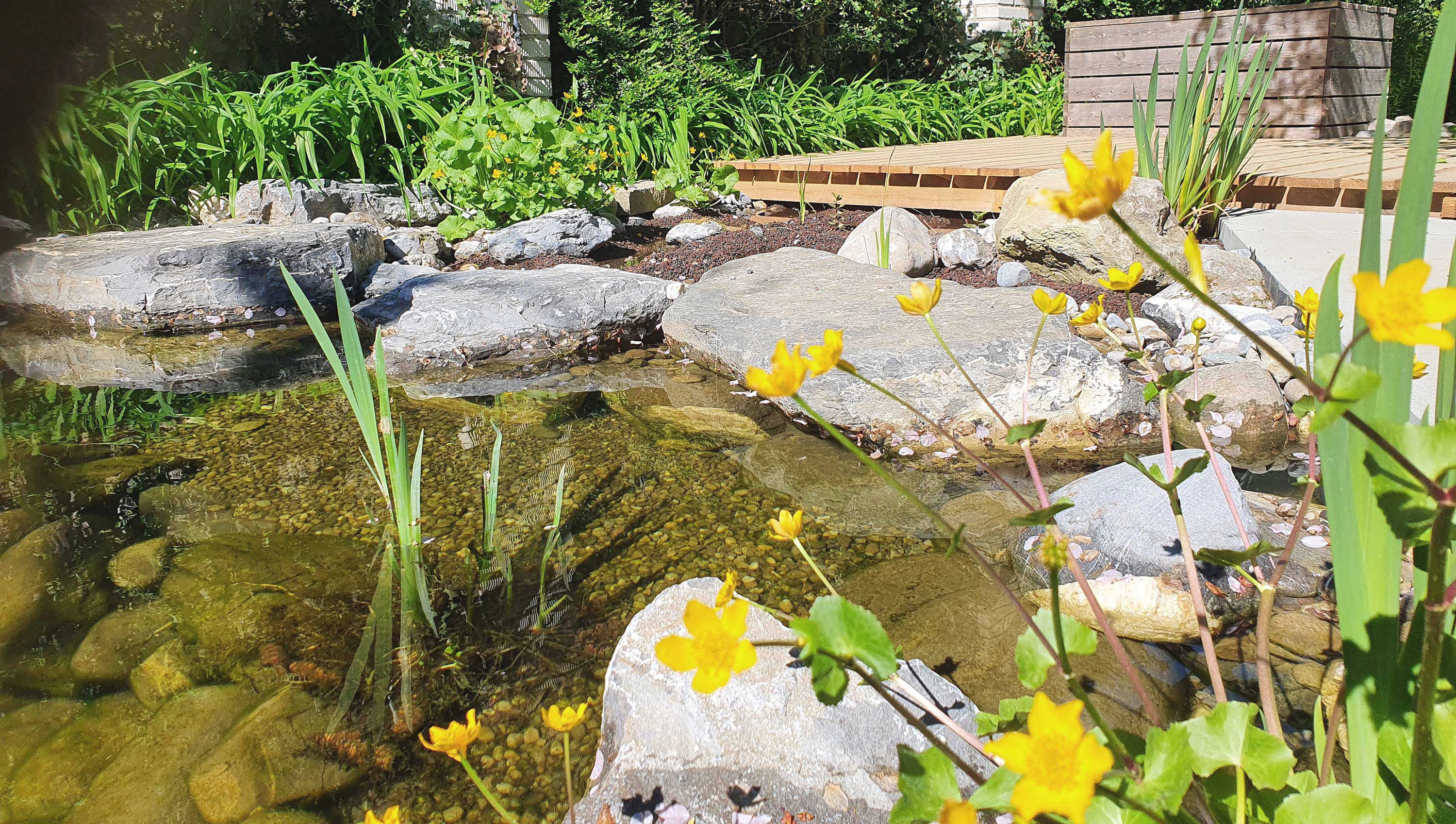 Naturnah gestalteter Garten mit Natursteinarbeiten